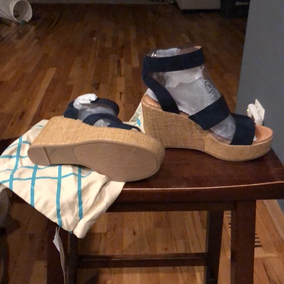 Dolce Vida, navy blue sandals. - Picture 3 of 6